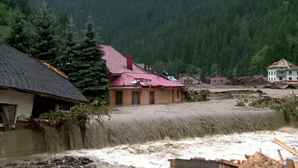 200 de case distruse, trei morți în inundațiile din Suceava. Mașinile zac trântite peste tot, drumurile sunt acoperite - Imaginea 6