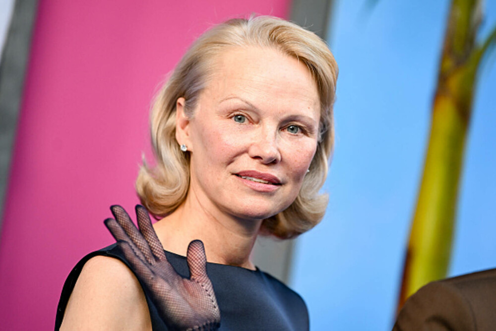 Pamela Anderson a strălucit la premiera „The Naked Gun” din New York. Ce ținută a purtat pe covorul roșu. GALERIE FOTO - Imaginea 1