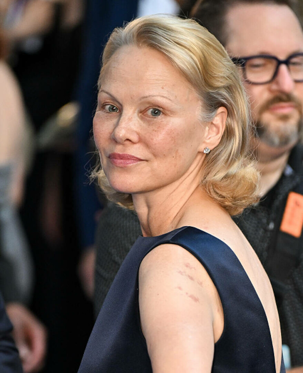 Pamela Anderson a strălucit la premiera „The Naked Gun” din New York. Ce ținută a purtat pe covorul roșu. GALERIE FOTO - Imaginea 26