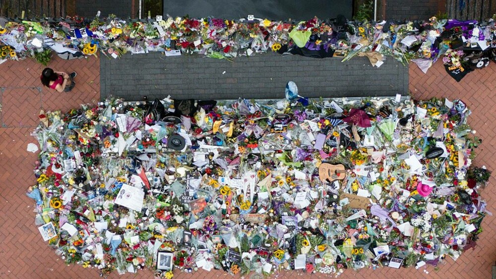 Sharon și Kelly Osbourne, copleșite de durere la cortegiul lui Ozzy Osbourne. Mii de fani i-au adus un ultim omagiu | FOTO - Imaginea 9