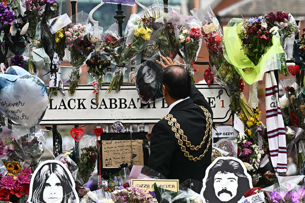 Sharon și Kelly Osbourne, copleșite de durere la cortegiul lui Ozzy Osbourne. Mii de fani i-au adus un ultim omagiu | FOTO - Imaginea 10