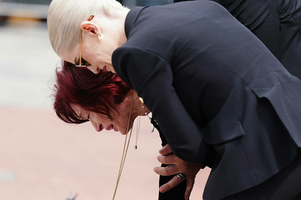 Sharon și Kelly Osbourne, copleșite de durere la cortegiul lui Ozzy Osbourne. Mii de fani i-au adus un ultim omagiu | FOTO - Imaginea 7