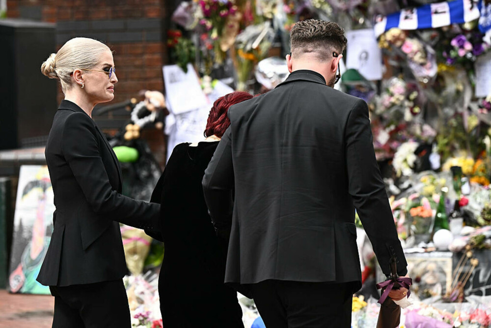 Sharon și Kelly Osbourne, copleșite de durere la cortegiul lui Ozzy Osbourne. Mii de fani i-au adus un ultim omagiu | FOTO - Imaginea 3