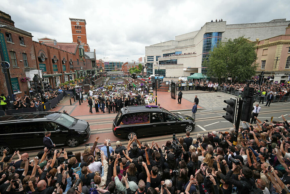 Sharon și Kelly Osbourne, copleșite de durere la cortegiul lui Ozzy Osbourne. Mii de fani i-au adus un ultim omagiu | FOTO - Imaginea 11