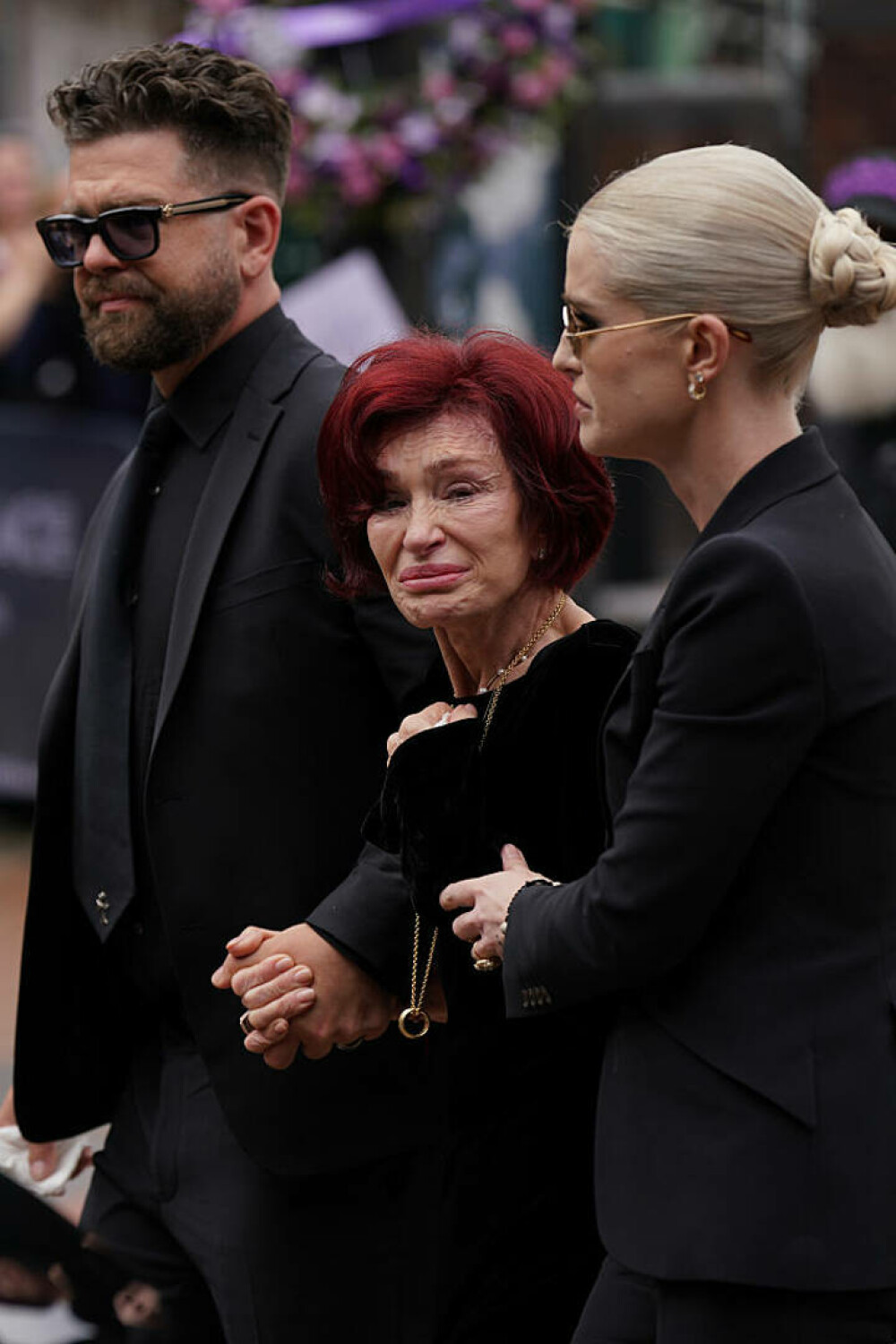 Sharon și Kelly Osbourne, copleșite de durere la cortegiul lui Ozzy Osbourne. Mii de fani i-au adus un ultim omagiu | FOTO - Imaginea 5
