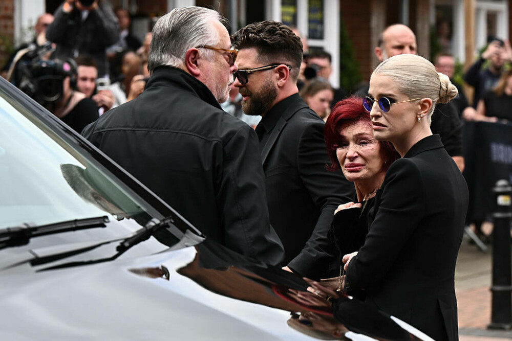 Sharon și Kelly Osbourne, copleșite de durere la cortegiul lui Ozzy Osbourne. Mii de fani i-au adus un ultim omagiu | FOTO - Imaginea 6