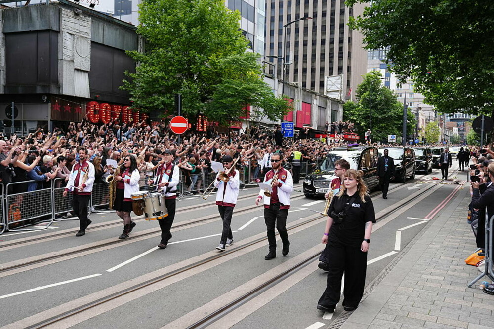 Sharon și Kelly Osbourne, copleșite de durere la cortegiul lui Ozzy Osbourne. Mii de fani i-au adus un ultim omagiu | FOTO - Imaginea 15