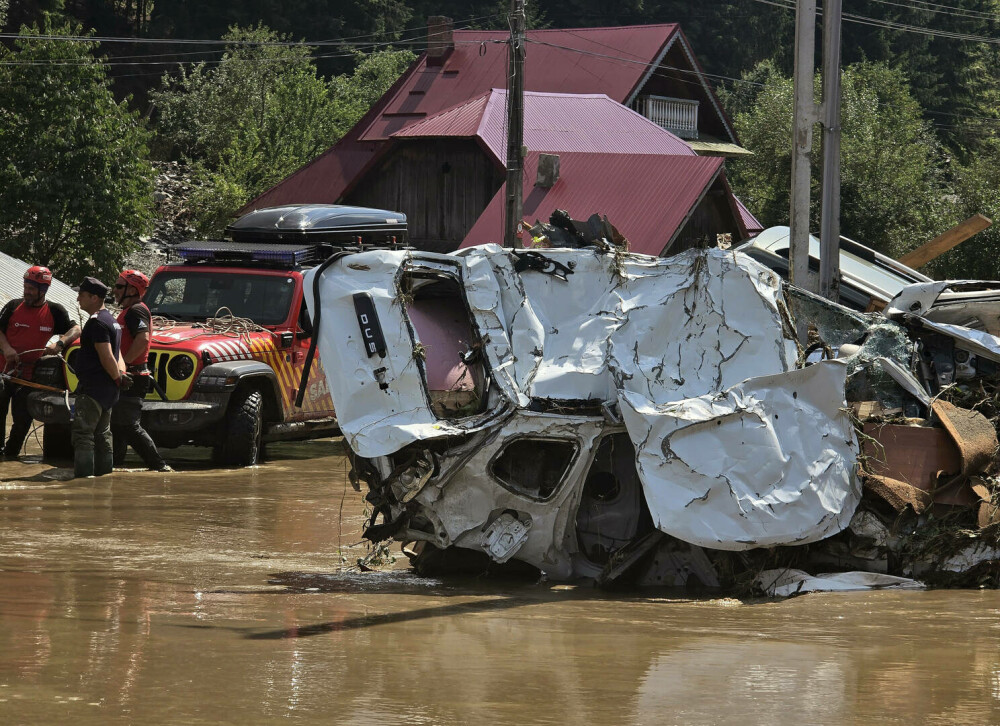 Peisaj apocaliptic în orașul sucevean Broșteni, devastat de inundații. 230 de persoane au fost salvate din situații critice - Imaginea 2