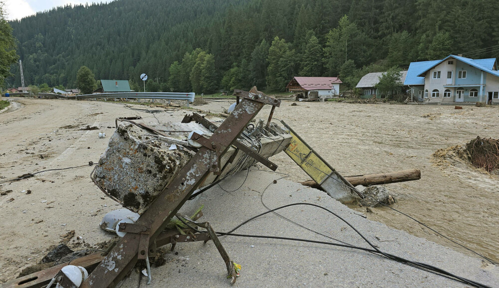 Peisaj apocaliptic în orașul sucevean Broșteni, devastat de inundații. 230 de persoane au fost salvate din situații critice - Imaginea 3