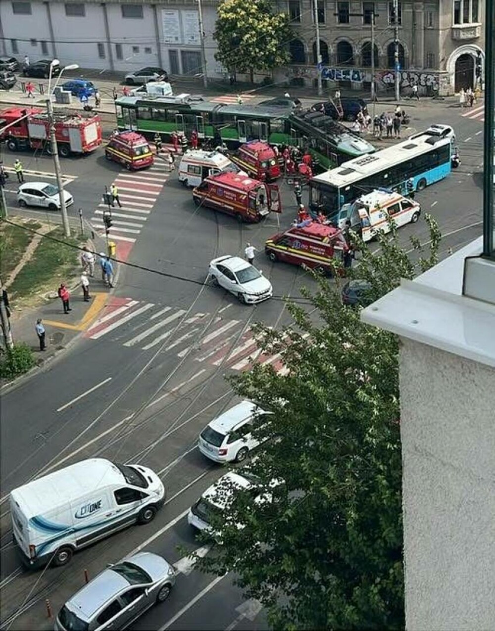 Accident grav în București. Roțile unui tramvai au zburat de sub vagon. 11 persoane au fost rănite. 6 ambulanțe au intervenit - Imaginea 2