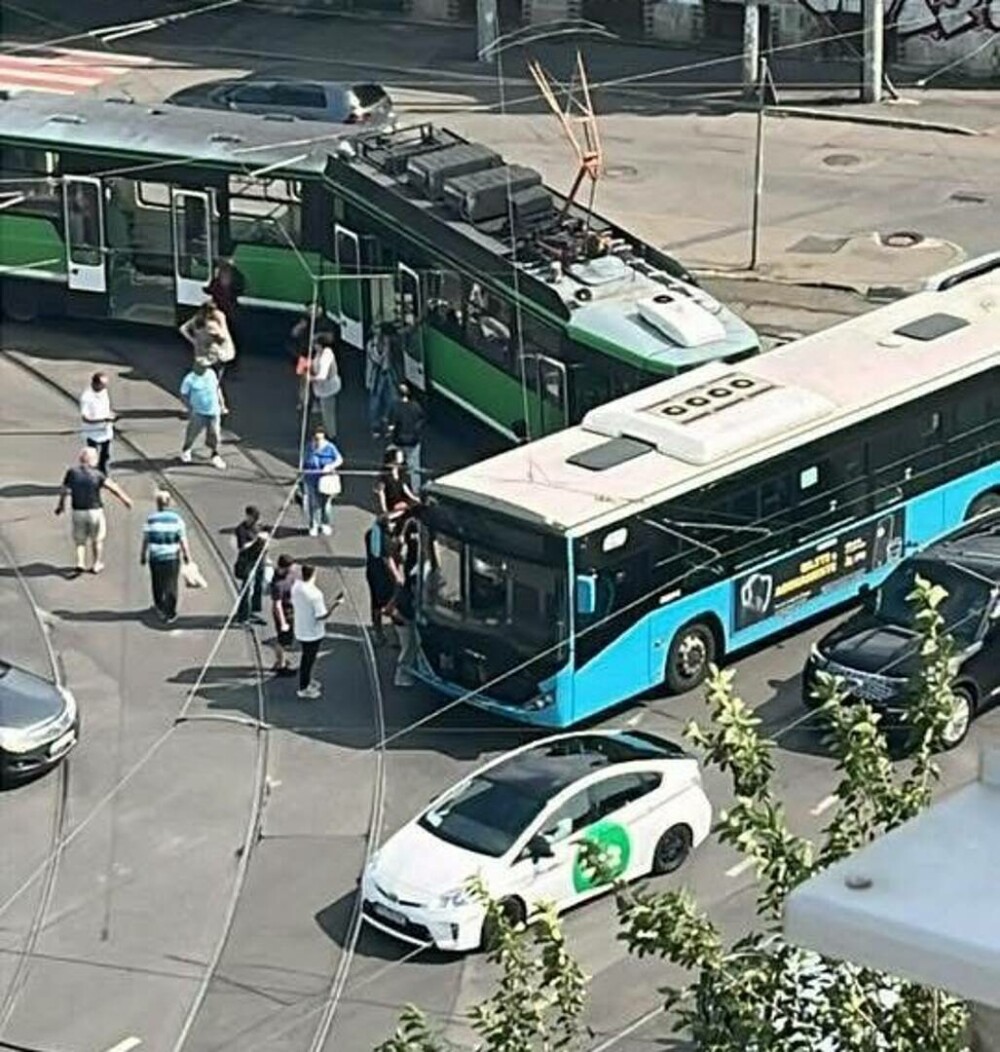 Accident grav în București. Roțile unui tramvai au zburat de sub vagon. 11 persoane au fost rănite. 6 ambulanțe au intervenit - Imaginea 3