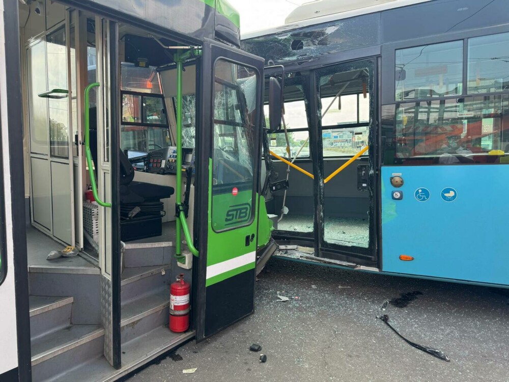 Accident grav în București. Roțile unui tramvai au zburat de sub vagon. 11 persoane au fost rănite. 6 ambulanțe au intervenit - Imaginea 4