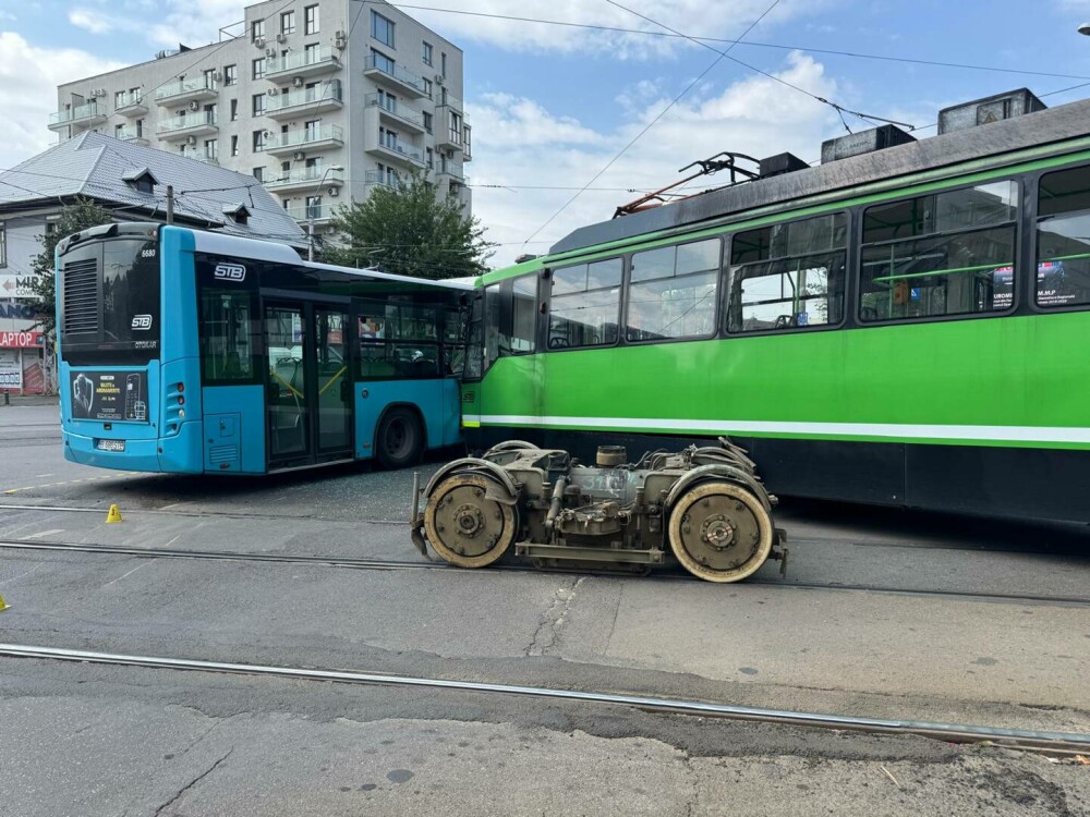 Accident grav în București. Roțile unui tramvai au zburat de sub vagon. 11 persoane au fost rănite. 6 ambulanțe au intervenit - Imaginea 5