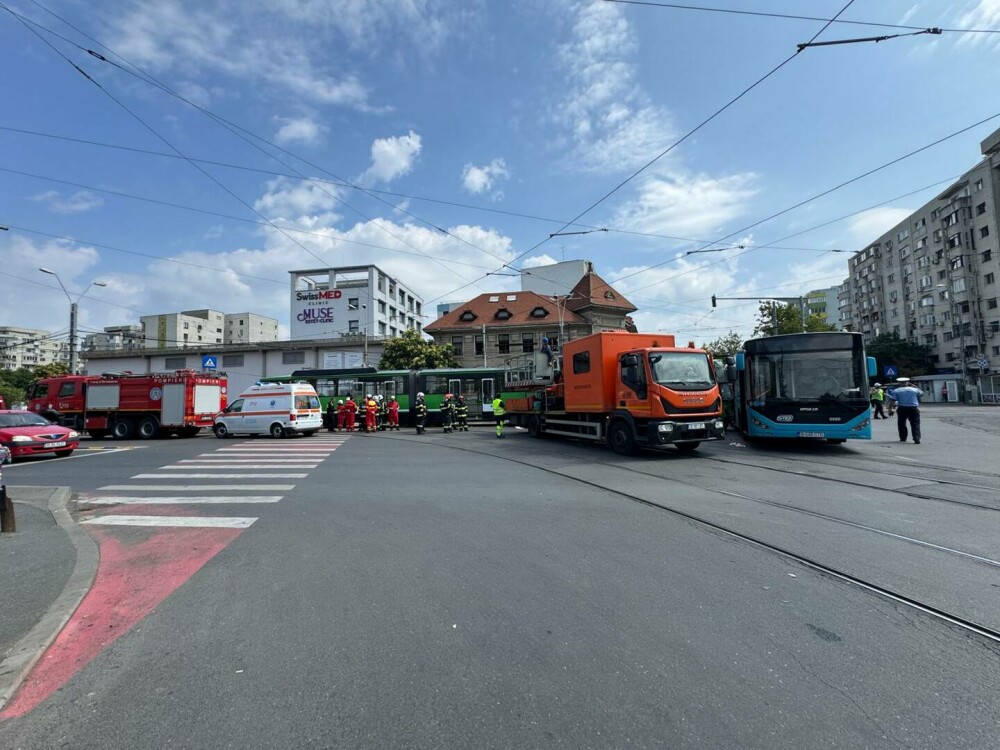 Accident grav în București. Roțile unui tramvai au zburat de sub vagon. 11 persoane au fost rănite. 6 ambulanțe au intervenit - Imaginea 6
