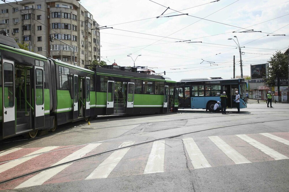 Accident grav în București. Roțile unui tramvai au zburat de sub vagon. 11 persoane au fost rănite. 6 ambulanțe au intervenit - Imaginea 8