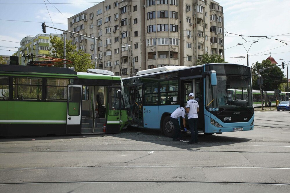 Accident grav în București. Roțile unui tramvai au zburat de sub vagon. 11 persoane au fost rănite. 6 ambulanțe au intervenit - Imaginea 9