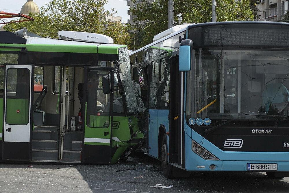 Accident grav în București. Roțile unui tramvai au zburat de sub vagon. 11 persoane au fost rănite. 6 ambulanțe au intervenit - Imaginea 10