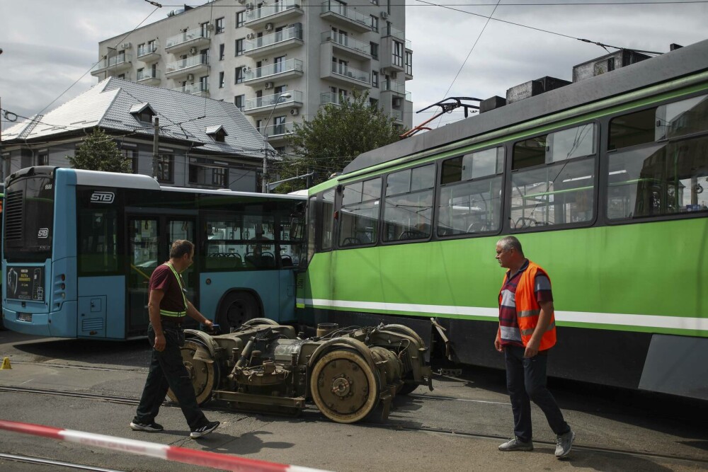 Accident grav în București. Roțile unui tramvai au zburat de sub vagon. 11 persoane au fost rănite. 6 ambulanțe au intervenit - Imaginea 11
