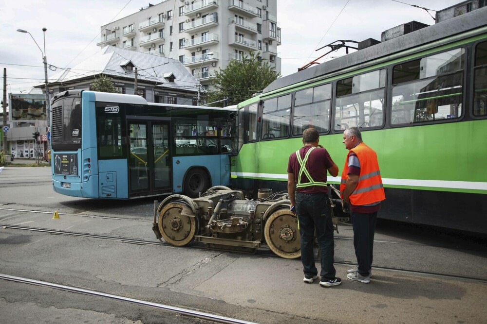 Accident grav în București. Roțile unui tramvai au zburat de sub vagon. 11 persoane au fost rănite. 6 ambulanțe au intervenit - Imaginea 12