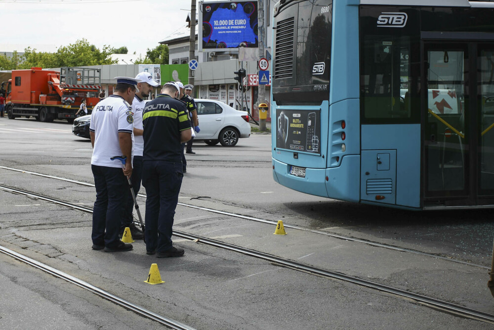 Accident grav în București. Roțile unui tramvai au zburat de sub vagon. 11 persoane au fost rănite. 6 ambulanțe au intervenit - Imaginea 13