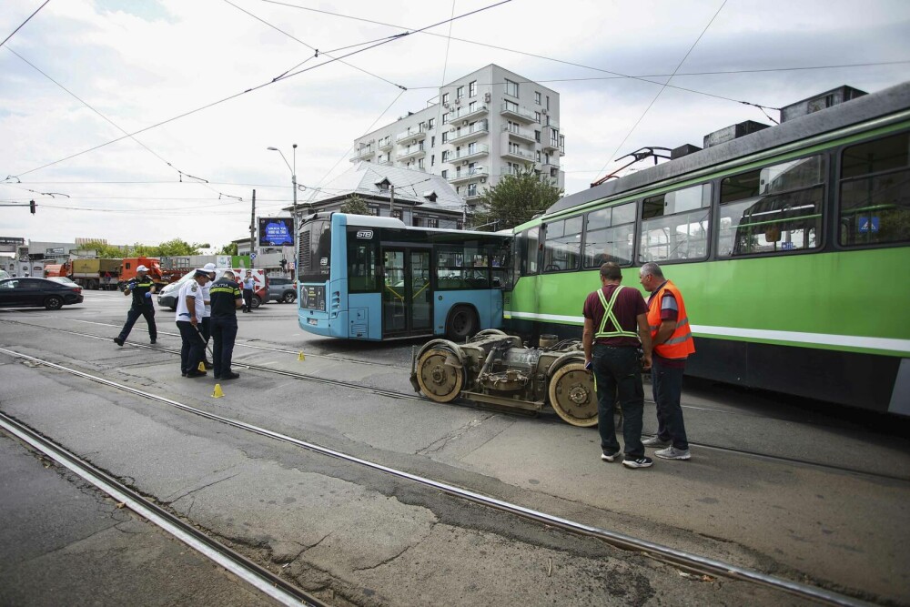 Accident grav în București. Roțile unui tramvai au zburat de sub vagon. 11 persoane au fost rănite. 6 ambulanțe au intervenit - Imaginea 14