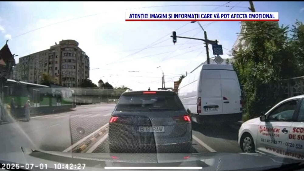 VIDEO cu momentul în care un tramvai și un autobuz s-au ciocnit în București. 11 călători răniți, unul are plăgi tăiate - Imaginea 1