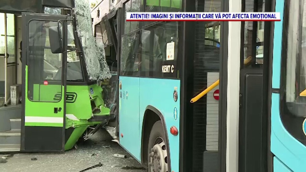 VIDEO cu momentul în care un tramvai și un autobuz s-au ciocnit în București. 11 călători răniți, unul are plăgi tăiate - Imaginea 2