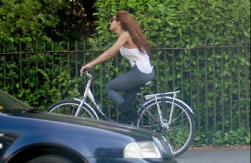 Beyonce, la o plimbarica pe bicicleta - Imaginea 2