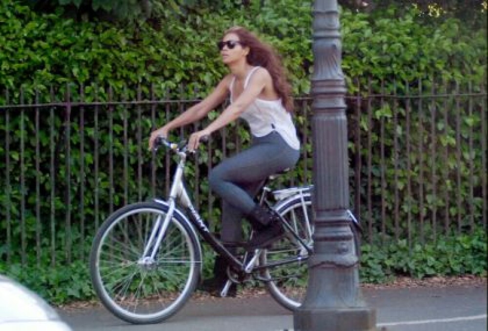 Beyonce, la o plimbarica pe bicicleta - Imaginea 1