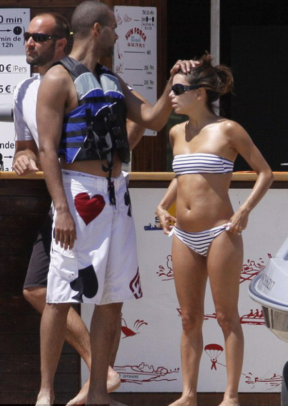 Eva Longoria, in costum de baie, la mare, la soare! VEZI FOTO - Imaginea 1