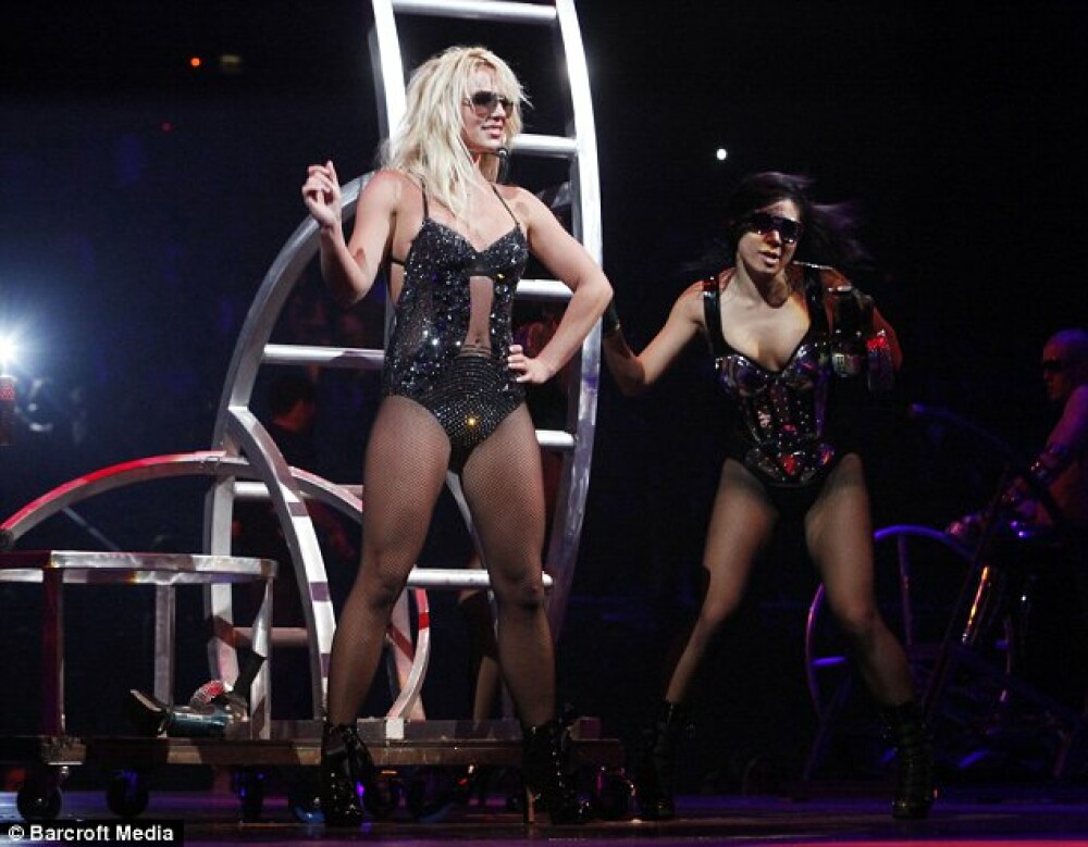 Britney Spears si intregul ei circ au ajuns la Londra! - Imaginea 2