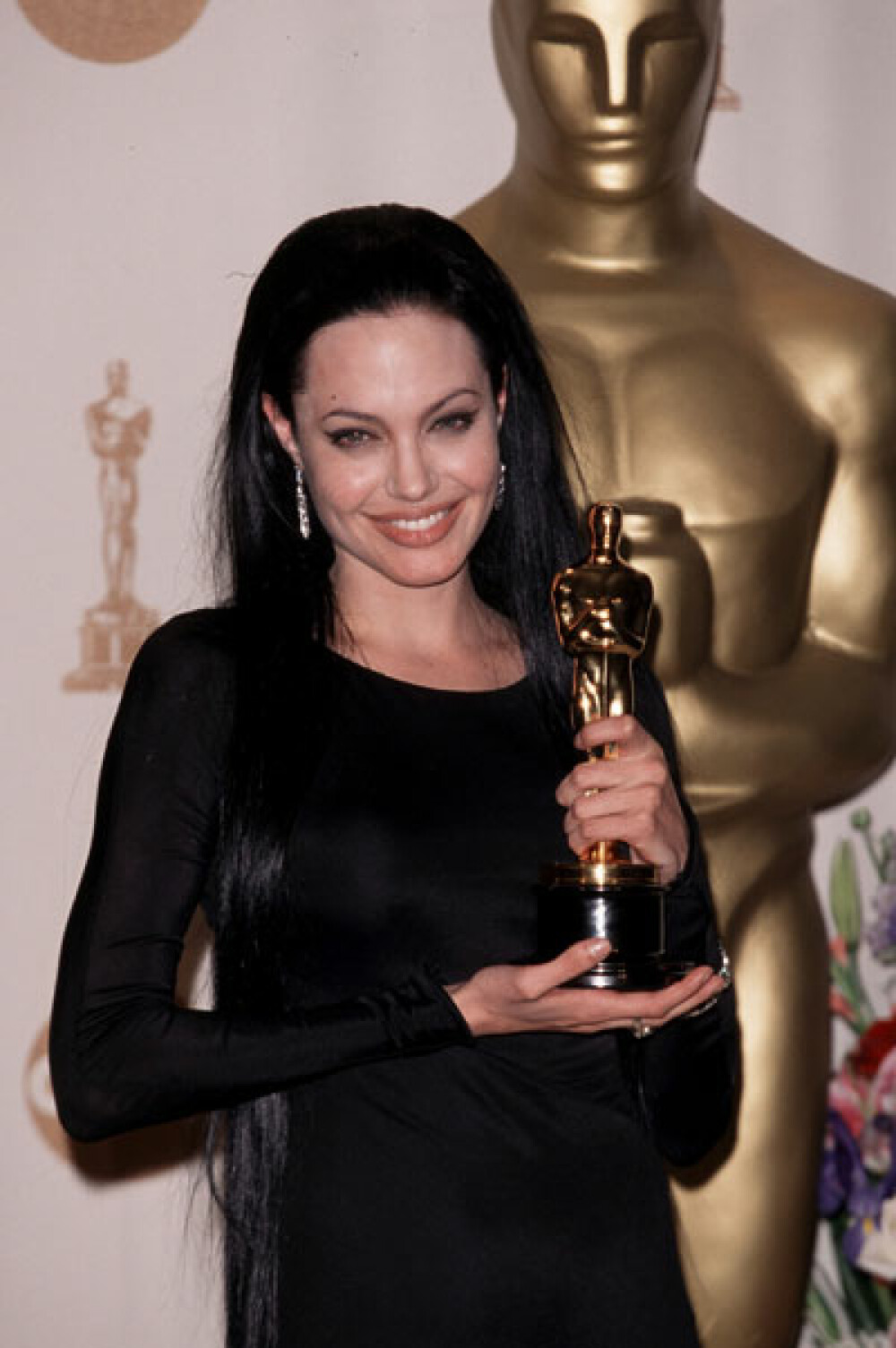 Angelina Jolie: FOTOGRAFII INEDITE din copilaria si adolescenta vedetei! - Imaginea 12