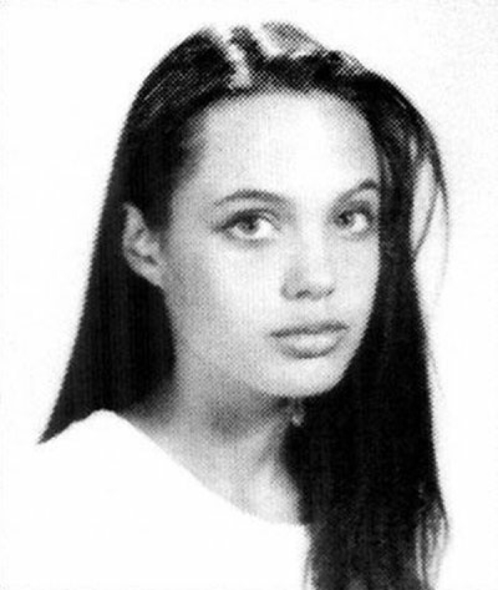 Angelina Jolie: FOTOGRAFII INEDITE din copilaria si adolescenta vedetei! - Imaginea 5