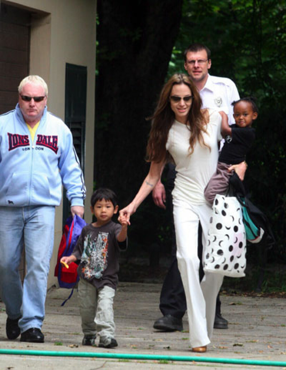Angelina Jolie: FOTOGRAFII INEDITE din copilaria si adolescenta vedetei! - Imaginea 22