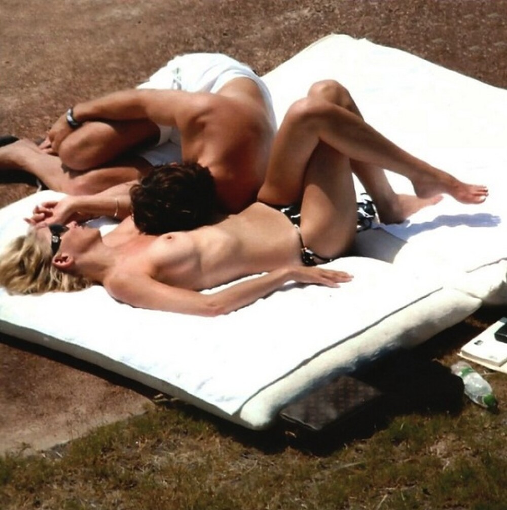 Sharon Stone, cu sanii goi la plaja! VEZI GALERIA FOTO - Imaginea 1