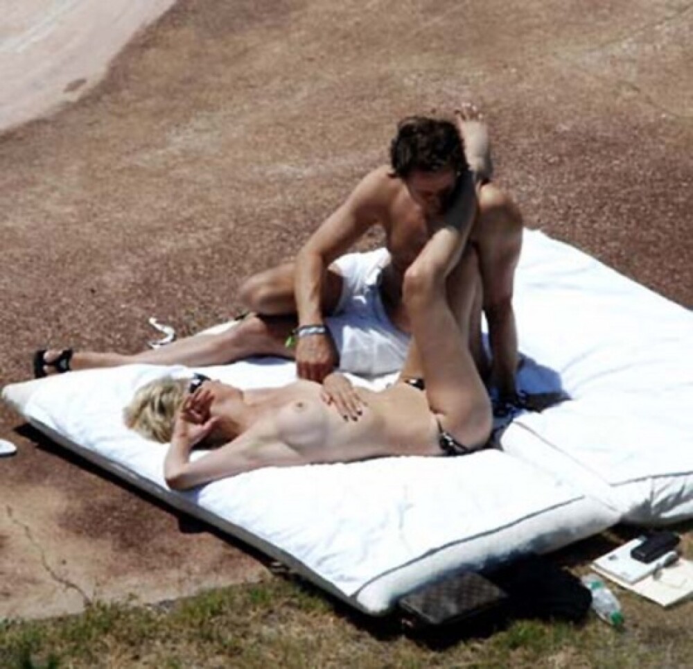 Sharon Stone, cu sanii goi la plaja! VEZI GALERIA FOTO - Imaginea 2