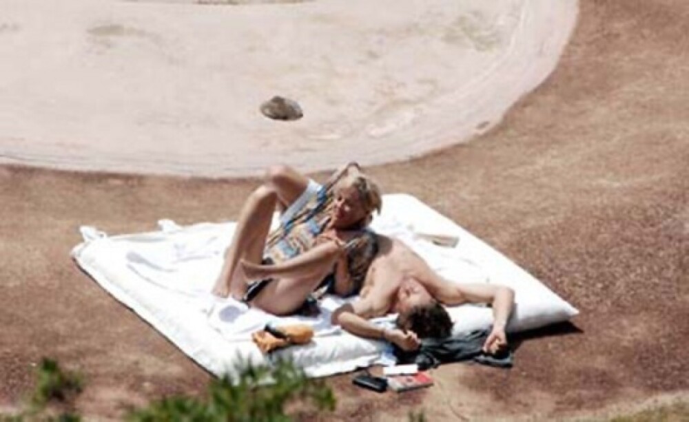 Sharon Stone, cu sanii goi la plaja! VEZI GALERIA FOTO - Imaginea 4