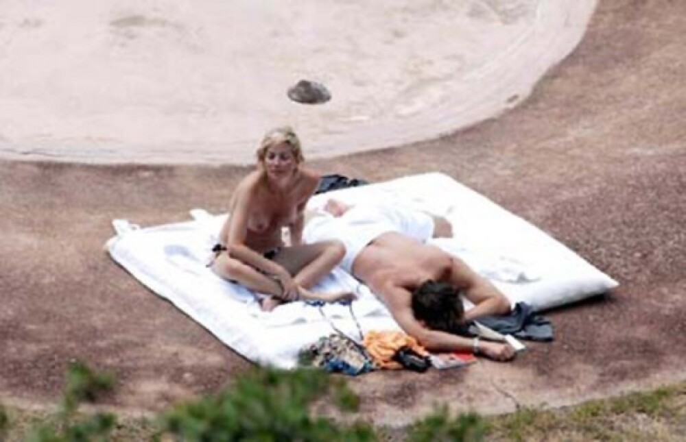 Sharon Stone, cu sanii goi la plaja! VEZI GALERIA FOTO - Imaginea 5