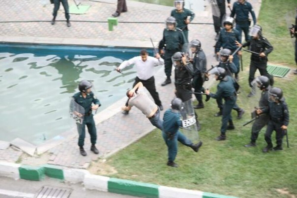 Iranul, un butoi cu pulbere dupa realegerea lui Ahmadinejad - Imaginea 9
