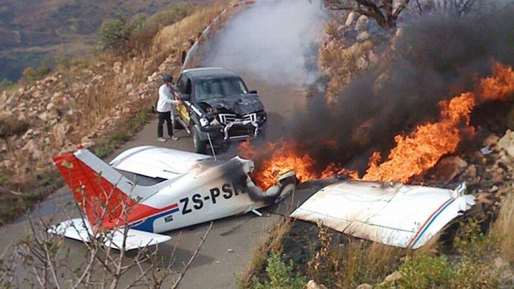 Accident incredibil in Africa de Sud: un avion a intrat intr-o camioneta! - Imaginea 1