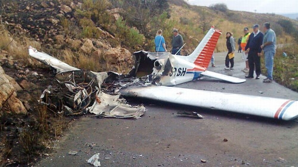 Accident incredibil in Africa de Sud: un avion a intrat intr-o camioneta! - Imaginea 2