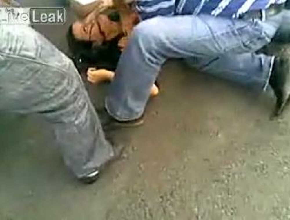 IMAGINI SOCANTE! Iran: tanara impuscata, in agonie pe strada - Imaginea 2