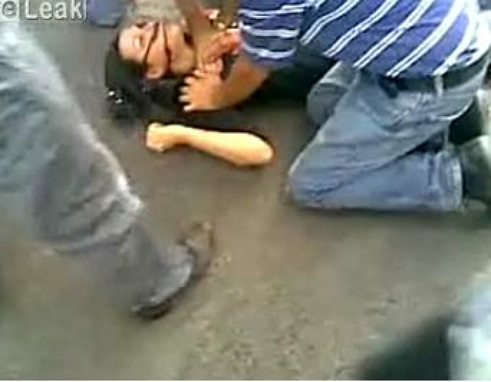 IMAGINI SOCANTE! Iran: tanara impuscata, in agonie pe strada - Imaginea 4