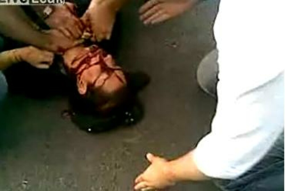 IMAGINI SOCANTE! Iran: tanara impuscata, in agonie pe strada - Imaginea 5