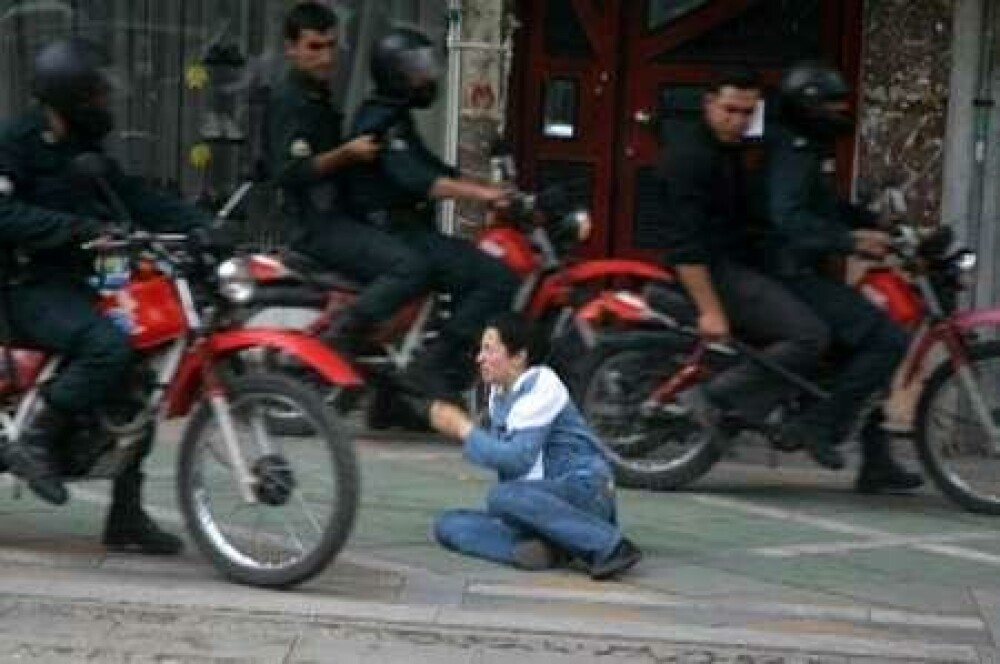 IMAGINI SOCANTE! Iran: tanara impuscata, in agonie pe strada - Imaginea 6
