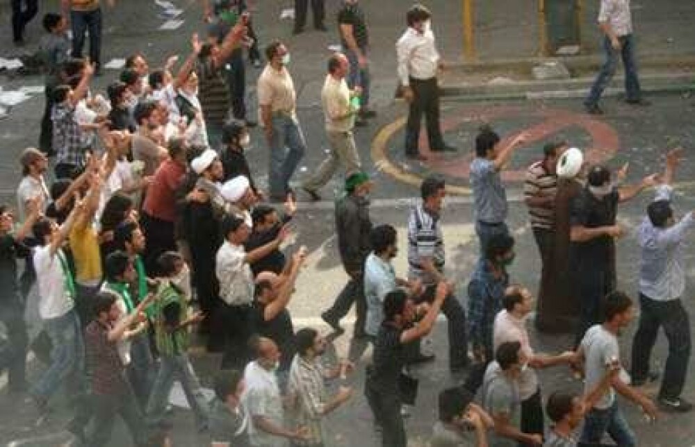 IMAGINI SOCANTE! Iran: tanara impuscata, in agonie pe strada - Imaginea 12