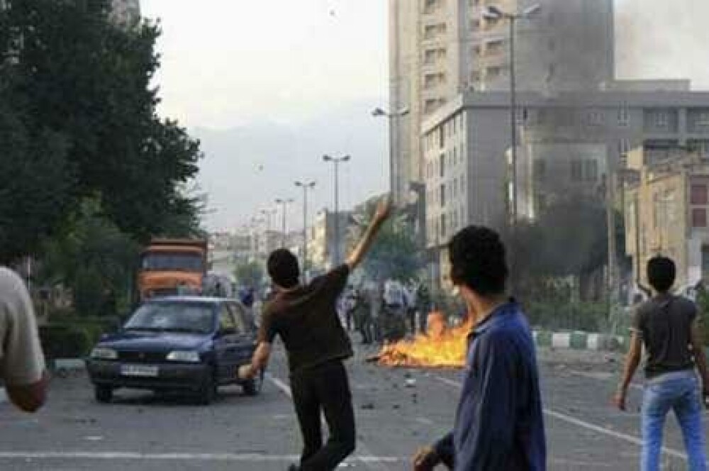 IMAGINI SOCANTE! Iran: tanara impuscata, in agonie pe strada - Imaginea 15
