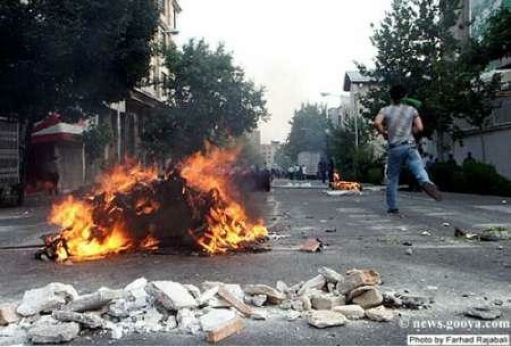 IMAGINI SOCANTE! Iran: tanara impuscata, in agonie pe strada - Imaginea 18