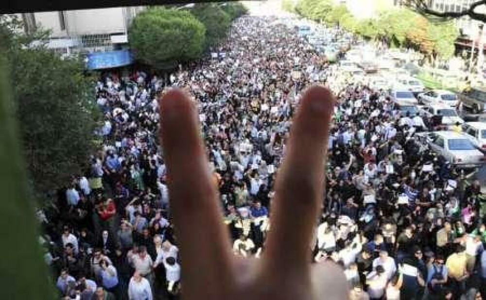 Iranul fierbe! Haos pe strazile din Teheran! - Imaginea 4