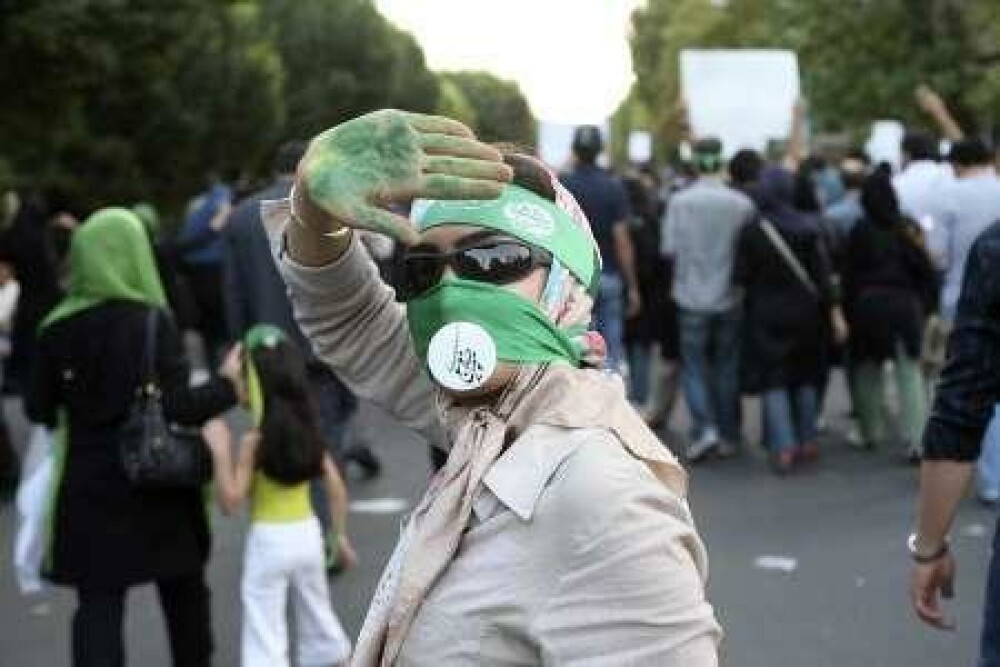 CUTREMURATOR! Haosul si teroarea din Iran, in imagini! - Imaginea 21